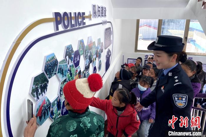 山南邊境管理支隊勒布邊境派出所舉行警營開放日活動，邀請駐地民眾進警營，了解民警工作生活?！∏f冀 攝