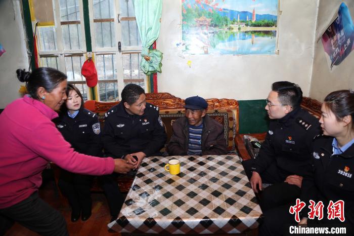 亞東出入境邊防檢查站民警走訪慰問轄區(qū)困難群眾?！堄陱?攝
