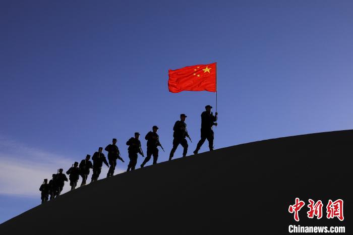 日喀則邊境管理支隊幾腳橋邊境檢查站民警在轄區(qū)開展巡邏工作?！↓埿▲P 攝