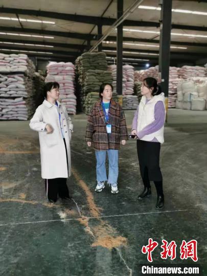 圖為次仁措姆(中)正在開展街道工作。<a target='_blank' ><p  align=