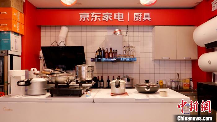 圖為店內(nèi)部分商品展示?！≈x牧 攝