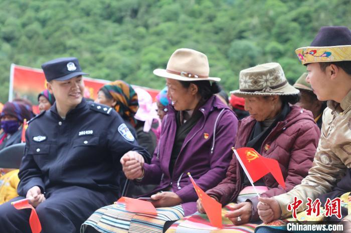 圖為李陽副所長(前排左一)與卓嘎、央宗姐妹共同參加愛國主義教育活動?！〉录?攝