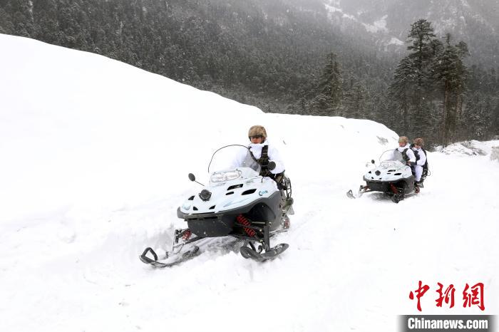 圖為雪地摩托車開路。　薛金博 攝
