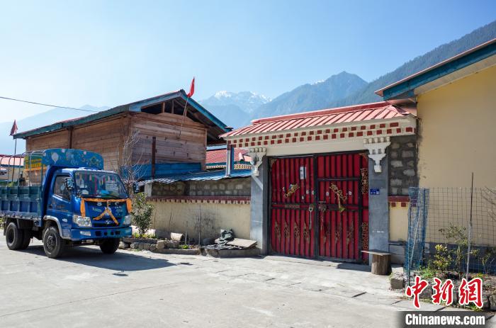 圖為林芝下察隅鎮(zhèn)布巴村村民家門口停放著貨運(yùn)車輛?！〗w波 攝
