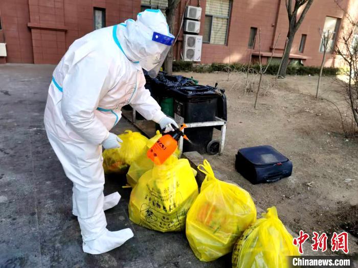 給垃圾做消殺?！¤F西區(qū)委宣傳部 攝