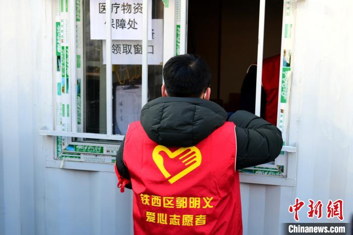 領(lǐng)防護用品?！¤F西區(qū)委宣傳部 攝