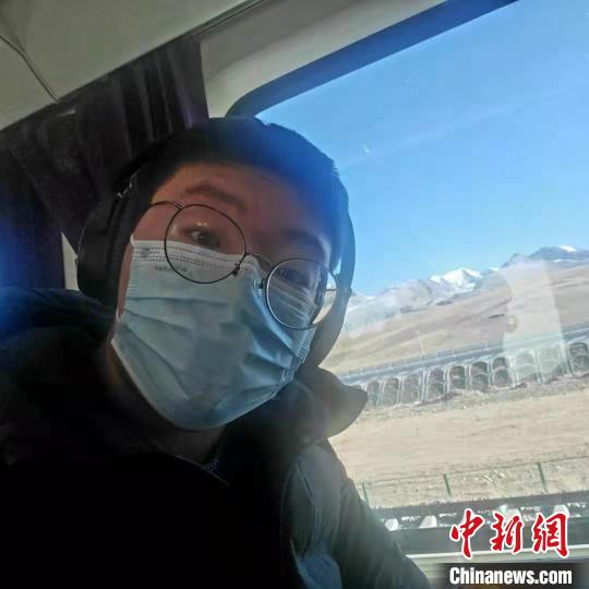 1月8日在西藏那曲開往拉薩火車上?！∈茉L者供圖 攝