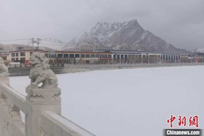 圖為2月5日傍晚時分的西藏阿里獅泉河鎮(zhèn)雪景?！⊥跏啦?攝