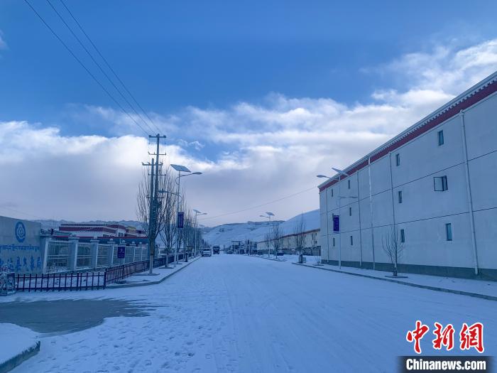 圖為西藏札達縣街道被積雪覆蓋?！娋?攝
