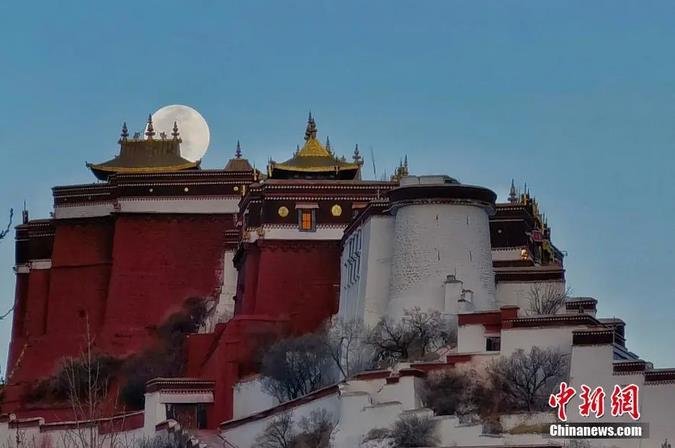 圖為一輪明月從布達(dá)拉宮上空緩緩升起。馬謙 攝