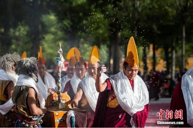 資料圖：扎什倫布寺跳神活動結(jié)束后，僧眾依次拋撒“切瑪”盒中的青稞祈福。<a target='_blank' ><p  align=