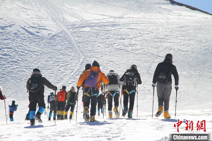 圖為2019年，普通民眾在洛堆峰體驗(yàn)登雪山活動(dòng)。資料圖 趙朗 攝