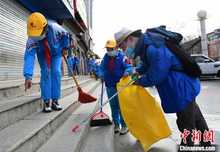 圖為拉薩市小學(xué)生打掃街道。　貢嘎來(lái)松 攝