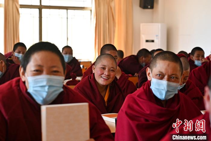 3月23日，記者走進(jìn)位于拉薩的西藏佛學(xué)院，探訪宗教學(xué)府的新學(xué)期。圖為西藏佛學(xué)院尼眾部學(xué)員等待上課。<a target='_blank' ></p><p  align=