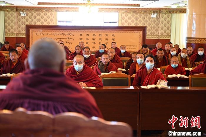 3月23日，記者走進(jìn)位于拉薩的西藏佛學(xué)院，探訪宗教學(xué)府的新學(xué)期。圖為佛學(xué)院學(xué)員正在上課。<a target='_blank' ></p><p  align=