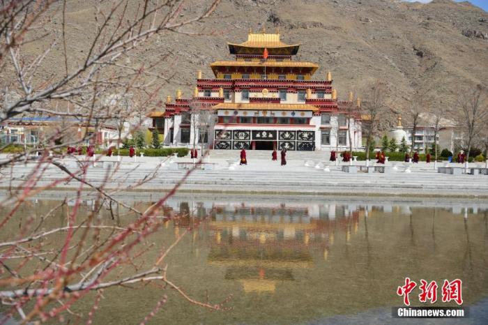 3月23日，西藏佛學(xué)院開(kāi)學(xué)第二日，<a target='_blank' >中新社</a>記者前往學(xué)院探訪了少年活佛班、尼眾部等，走進(jìn)了他們的課堂。該學(xué)院有來(lái)自藏傳佛教格魯派、寧瑪派等各個(gè)教派的僧尼，900余人在此學(xué)習(xí)。圖為西藏佛學(xué)院內(nèi)景。<a target='_blank' >中新社</a>發(fā) 貢嘎來(lái)松 攝