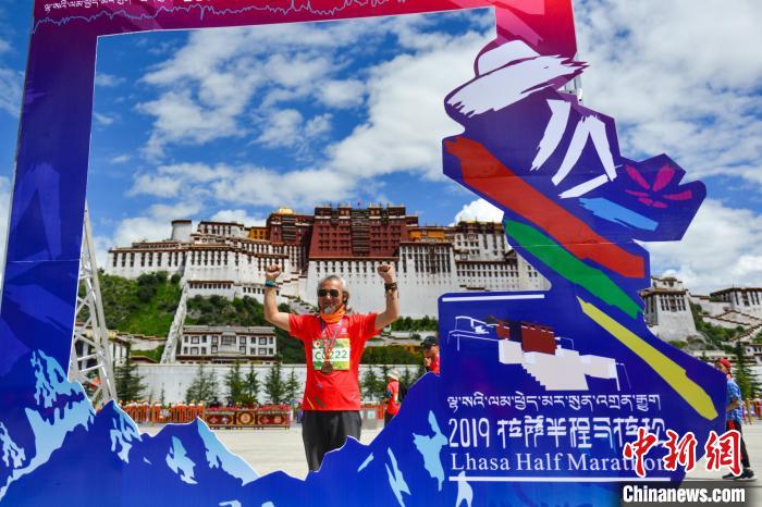 資料圖為2019年8月18日，拉薩舉行半程馬拉松賽?！〗w波 攝