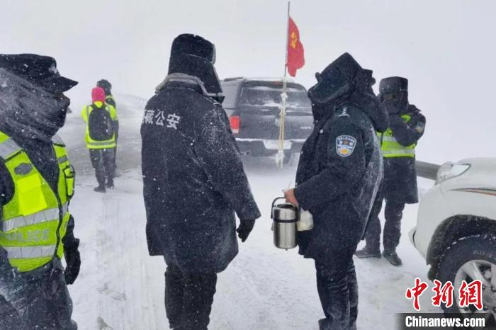 強(qiáng)降雪后，西藏安多縣警方在國道109線唐古拉山段開展除雪保通工作?！“捕嗫h公安局 供圖 攝