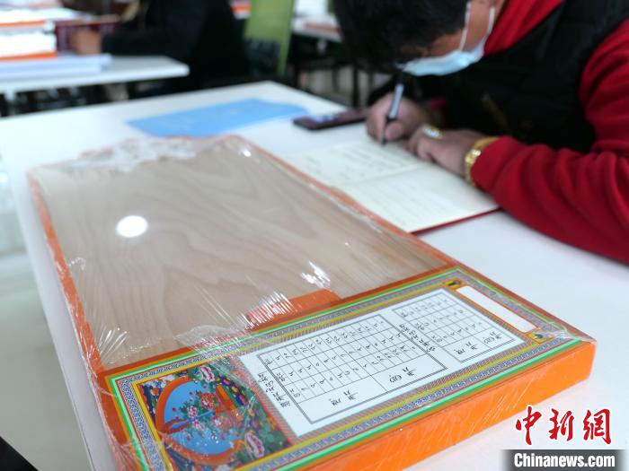 圖為天文歷算計(jì)算工具。　謝牧 攝