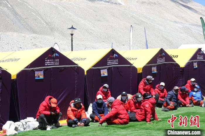 5月9日，登山隊(duì)員在珠峰北坡登山大本營(yíng)歇息?！∪轿木?攝
