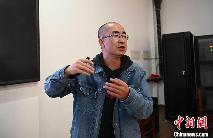 圖為西藏大學(xué)教授寧長春授課宣講。