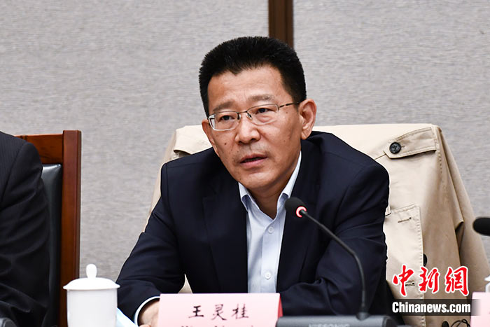 5月16日，由中國社會科學院西藏智庫、中國社會科學院民族學與人類學研究所主辦的第五屆西藏智庫國際論壇在北京舉行。中國社會科學院副院長王靈桂在致辭中表示，今年是西藏和平解放70周年，西藏人民團結(jié)奮斗，把貧窮落后的舊西藏建設(shè)成經(jīng)濟發(fā)展、文化繁榮、社會進步、環(huán)境良好、生活幸福的社會主義新西藏，西藏歷史上第一次徹底消滅了絕對貧困，同全國人民一起，西藏各族人民已經(jīng)走進全面建成小康社會的新時代，進入歷史發(fā)展的新坐標。 <a target='_blank' ><p  align=