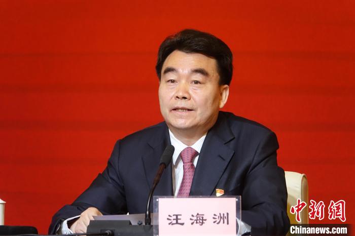 汪海洲在發(fā)布會(huì)上介紹西藏自治區(qū)黨史學(xué)習(xí)教育開(kāi)展情況。　冉文娟 攝