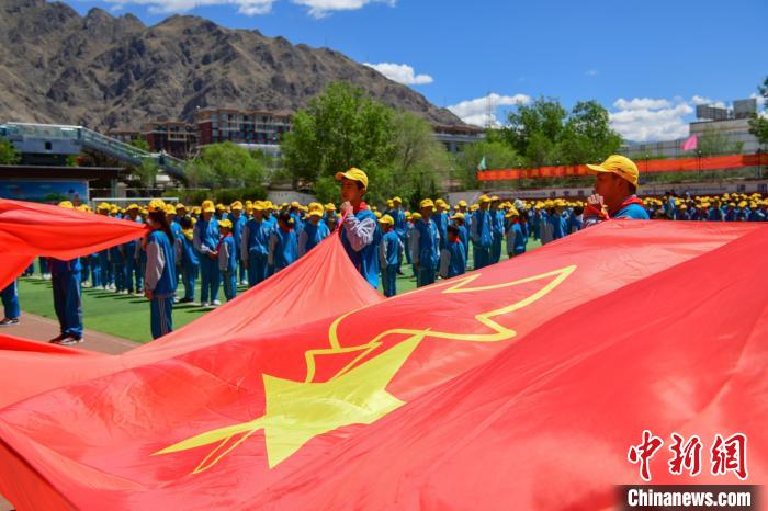 圖為拉薩市堆龍德慶區(qū)堆龍姜昆黃小勇希望小學(xué)學(xué)生在操場入隊(duì)儀式?！∝暩聛硭?攝