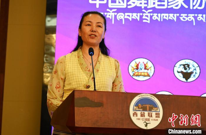 圖為西藏自治區(qū)舞蹈家協(xié)會主席達娃拉姆致辭?！≮w朗 攝