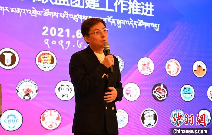 圖為中國舞蹈家協(xié)會街舞委員會常務(wù)副主任、秘書長夏銳致辭?！≮w朗 攝