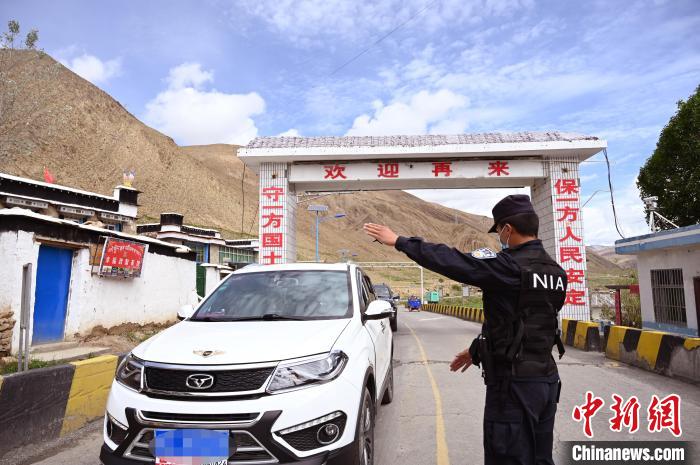 圖為移民管理警察示意司機(jī)停車接受檢查?！≮w朗 攝