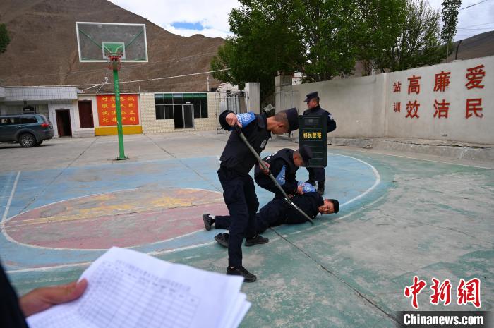 圖為移民管理警察進(jìn)行警務(wù)技能考核。　趙朗 攝