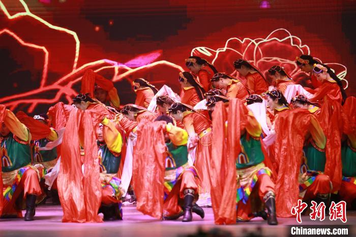 圖為農(nóng)行西藏分行演出現(xiàn)場?！∞r(nóng)行西藏分行 供圖