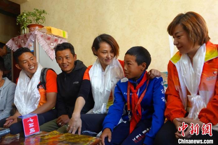 圖為世界冠軍在拉薩進行家訪，與青少年運動員聊天?！∪轿木?攝
