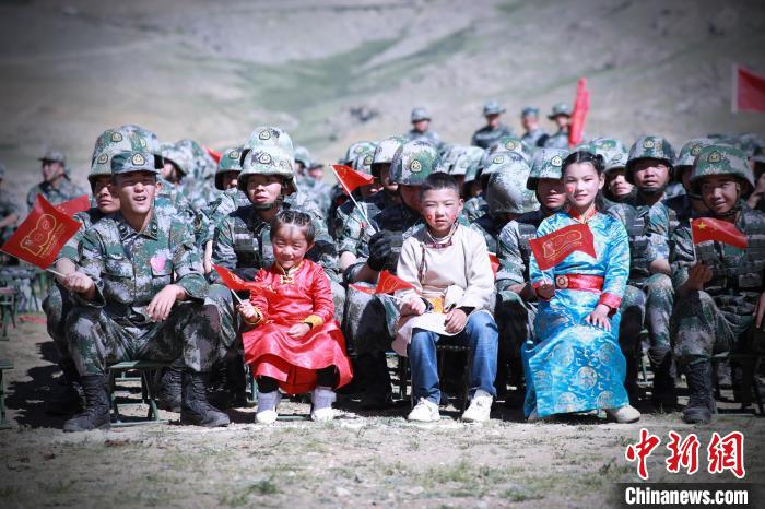 圖為駐地小朋友參加此次活動(dòng)。　 普布扎西 攝