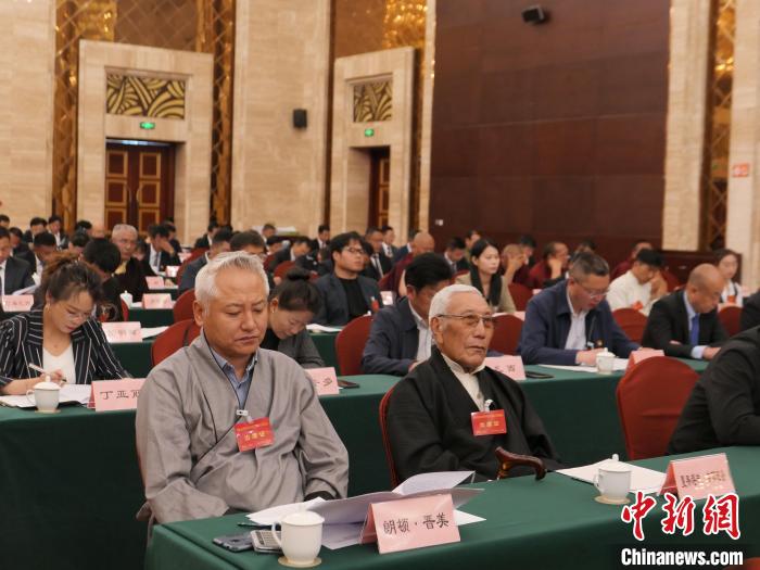 圖為西藏自治區(qū)各族各界慶祝中國(guó)共產(chǎn)黨成立100周年座談會(huì)現(xiàn)場(chǎng)?！≈x牧 攝