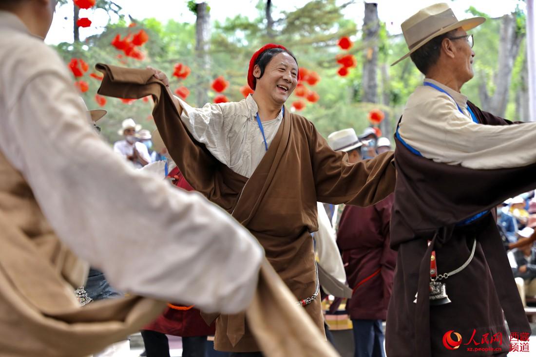 拉薩市民在宗角祿康公園跳鍋莊舞。人民網(wǎng) 次仁羅布攝