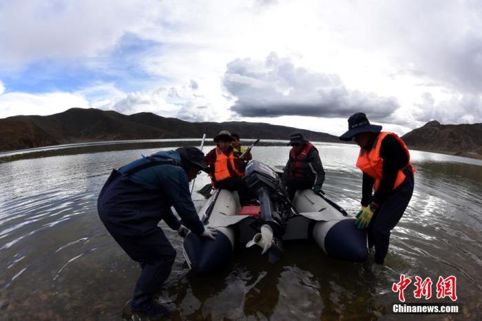 圖為科考隊員準(zhǔn)備乘快艇前往浪錯湖中心開展科考作業(yè)。 <a target='_blank' ><p  align=