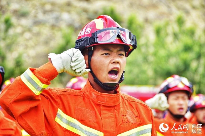 消防指戰(zhàn)員重溫入隊(duì)誓詞。人民網(wǎng) 李海霞 攝