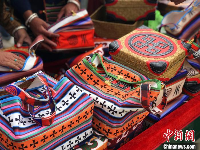 圖為打隆物交會(huì)上售賣的民族手工藝品?！∪轿木?攝