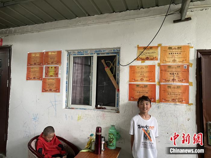 周勁名的大女兒和她獲得的獎(jiǎng)狀。彭寧鈴 攝