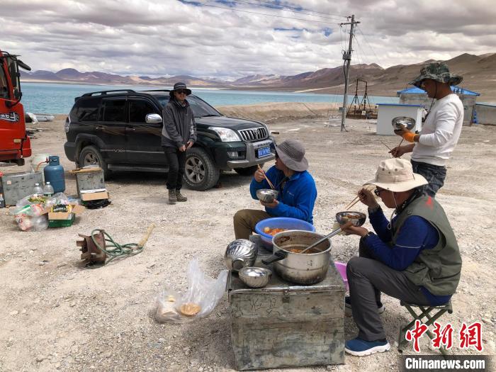 在“世界屋脊”上作業(yè)，中國科考隊員衣、食、住、行有何特色？
