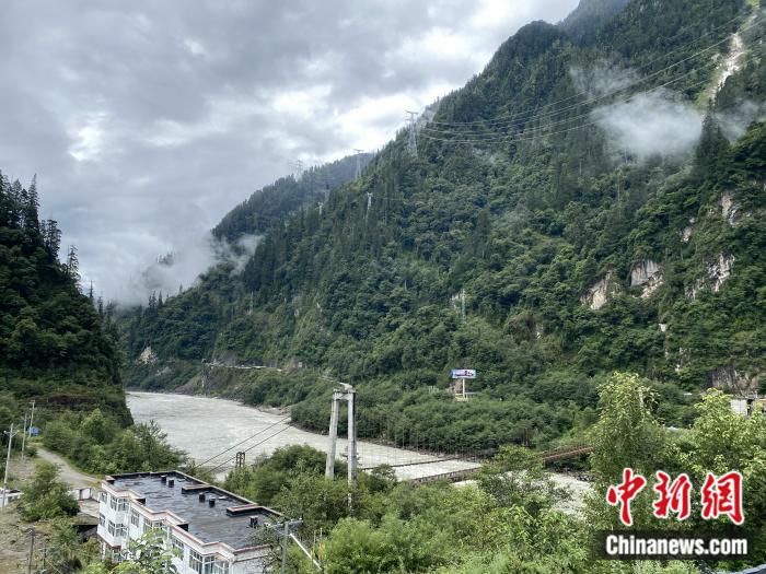 險山急流中的兩座橋。彭寧鈴 攝