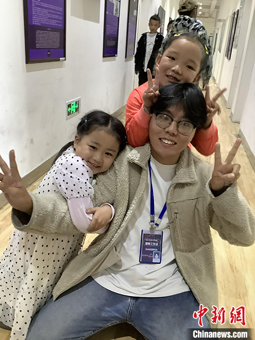 “Z世代”旦真旺加認(rèn)為，拉薩是一座開放與包容的城市，記憶中的拉薩是彩色的。2021年，旦真旺加從浙江大學(xué)漢語(yǔ)言文學(xué)專業(yè)畢業(yè)后，他選擇回到拉薩，成為一名漢語(yǔ)文實(shí)習(xí)助教。圖為8月4日，旦真旺加在課間陪學(xué)生玩耍。 <a target='_blank' ><p  align=