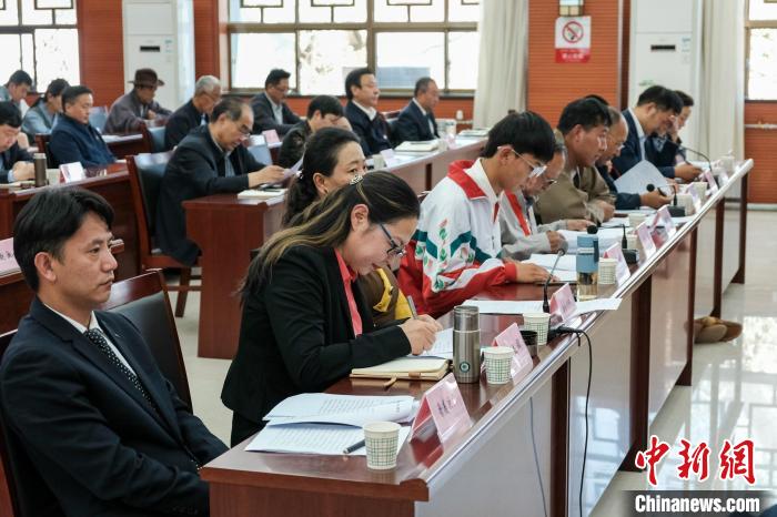 圖為8月10日座談會(huì)現(xiàn)場(chǎng)，左一為歸國定居藏胞晉美次旦?！〗w波 攝