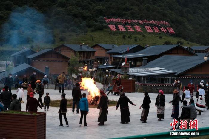 圖為8月5日，玉麥鄉(xiāng)民眾在鄉(xiāng)里跳鍋莊舞，從前的“三人鄉(xiāng)”熱鬧起來了。 <a target='_blank' ></p><p  align=