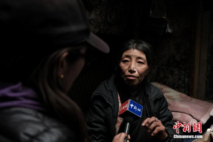 圖為8月6日，卓嘎在牧場小屋內(nèi)接受<a target='_blank' ></p><p  align=