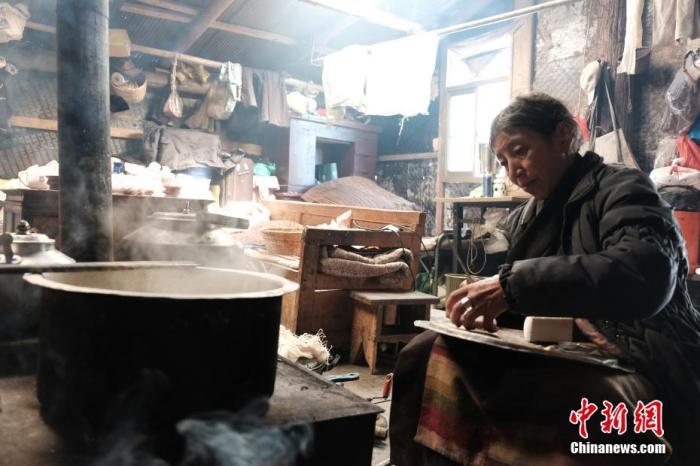 圖為8月6日，60歲的卓嘎在玉麥鄉(xiāng)牧場放牧點制作奶渣。 <a target='_blank' ></p><p  align=