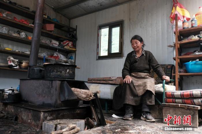 圖為8月6日，“玉麥姐妹”央宗在自家牧場放牧點的小屋里，她傳承了父親的生活習慣，喜歡待在牧場。 <a target='_blank' ></p><p  align=