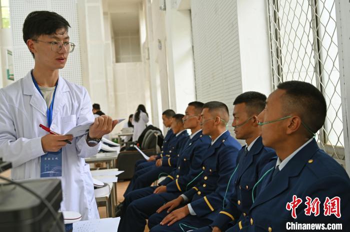 圖為研究團(tuán)隊(duì)成員登記消防員信息?！≮w朗 攝